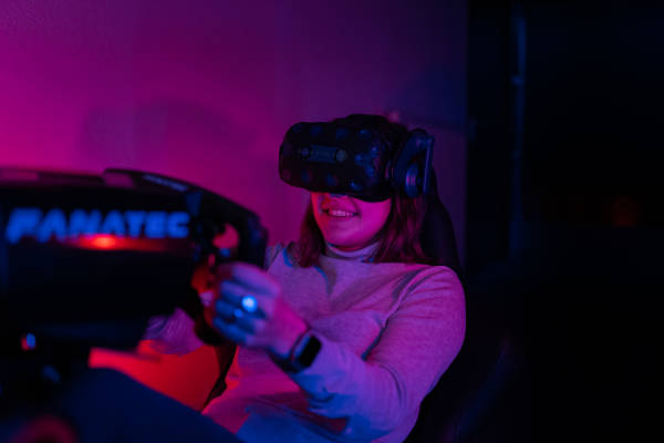 Sixsec virtual reality arcade: Meisje achter het stuur