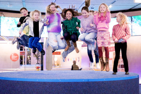 Museon-Omniversum: Kinderen springen enthousiast