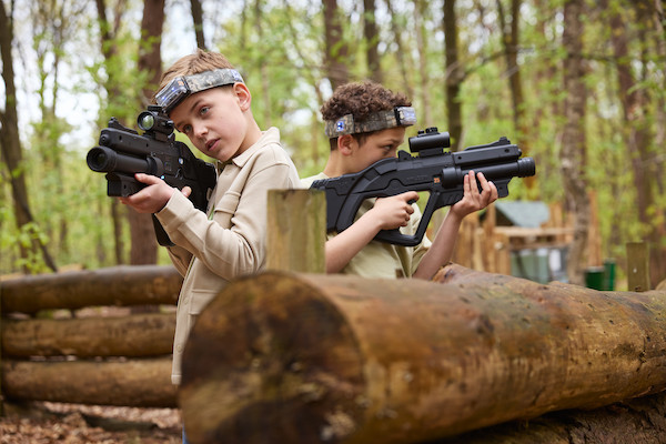 Kinderen aan het paintballen