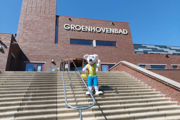 Groenhovenbad: Ingang met de mascotte