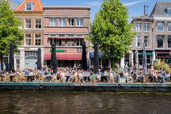 Einstein: Heerlijk wat eten of drinken op het terras