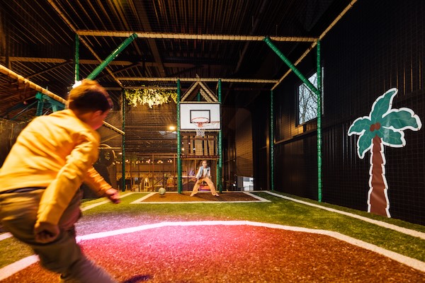 Basketbal- en voetbalveldje