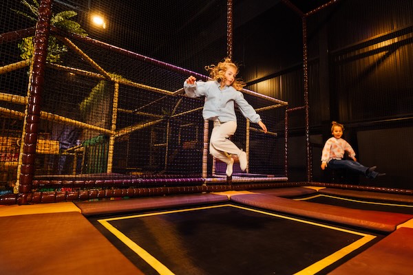 Springen op de trampoline