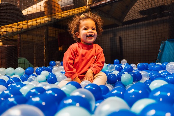 Kind speelt in de ballenbak