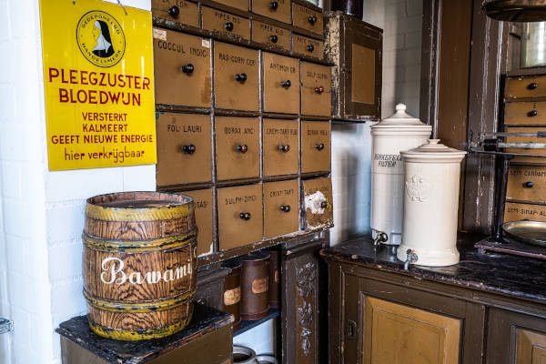 Museum de Dorpsdokter: Pleegzuster bloedwijn