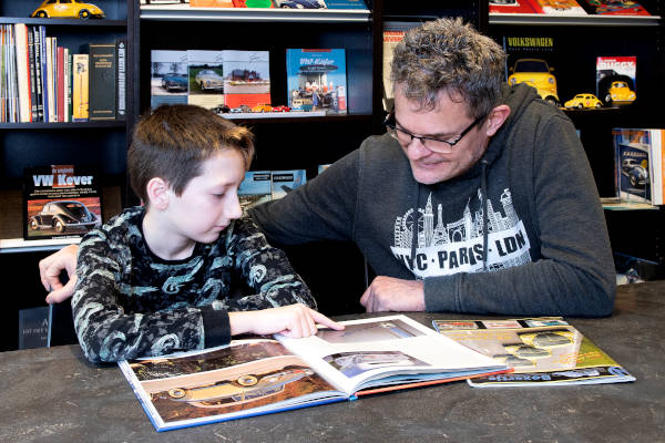 Samen kijken in de boeken