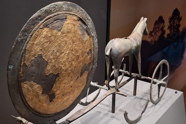 Bewonder allerlei verschillende voorwerpen, waaronder het bronzen paard