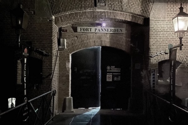 Fort Pannerden: Entree in het donker