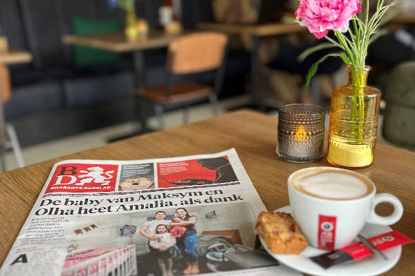 De krant lezen met een kop koffie