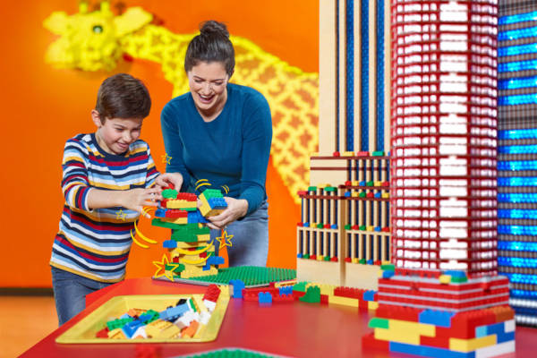 Een toren bouwen bij Legoland Discovery Centre Scheveningen