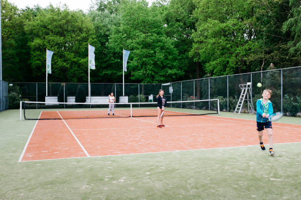 Kinderen aan het tennissen