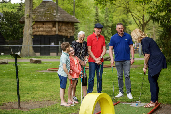 Familie speelt minigolf