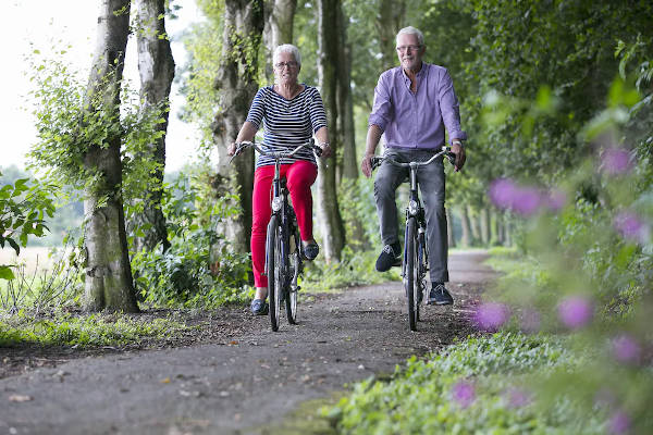 Mensen op een fiets