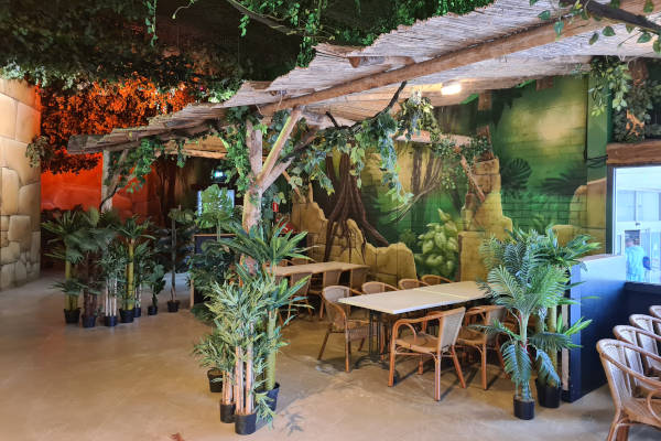 Het Jungle Café bij Unit 13 Outdoor Adventures