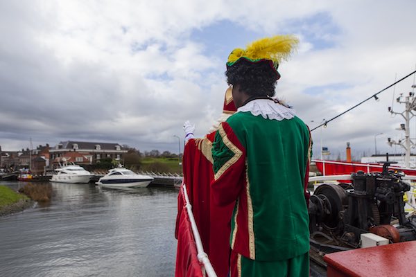 Sinterklaas en Piet zwaaien vanaf de boot bij Pakjesboot dagen Leiden