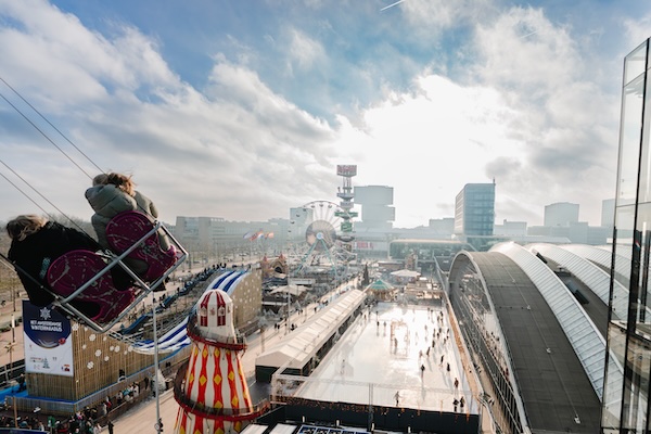 Het Amsterdamse Winterparadijs: Uitzicht vanuit zweefmolen