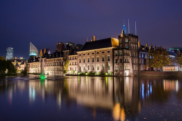 Het Binnenhof met mooie avondverlichting