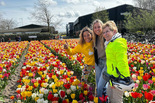 Samen poseren tussen de bloemen