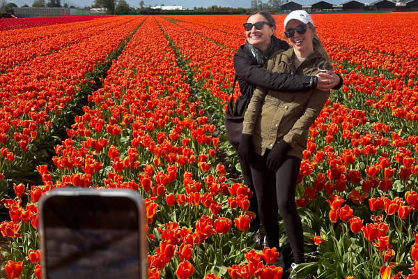 Fietsen langs de bloemenvelden in Lisse: Samen op de foto