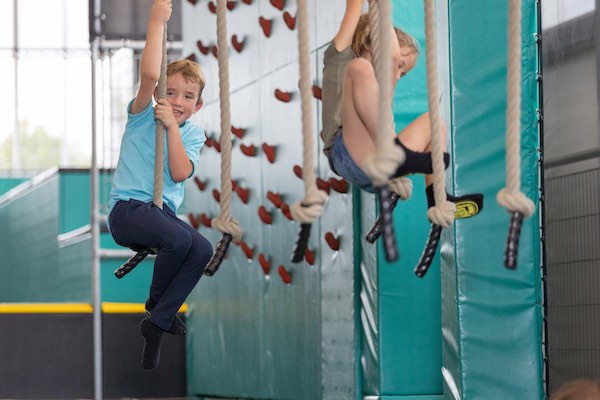 Trampoline springen en klimmen en klauteren