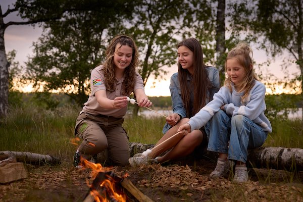 Marshmallows eten bij het kampvuur