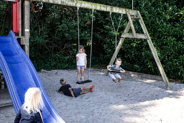 Heerlijk spelen in de leuke speeltuin