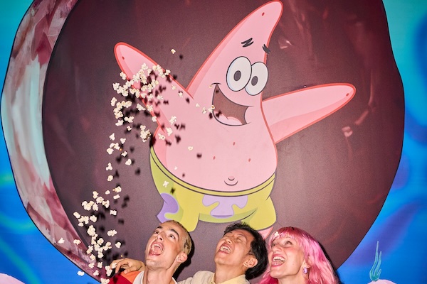 Ga samen op de foto met al de Spongebob helden, waaronder Patrick de ster