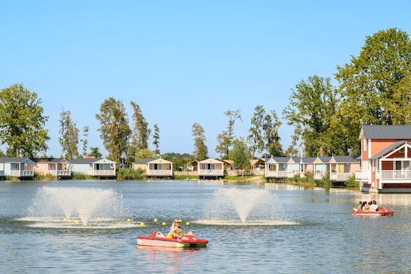 Genieten van het mooie weer op het water