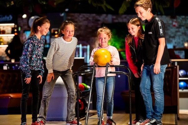 Kinderen bowlen met hulprekje