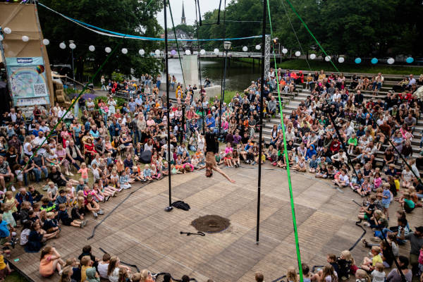 Publiek geniet van indrukwekkende circusact