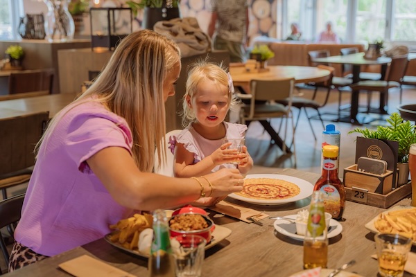 Moeder en dochter gezellig uiteten