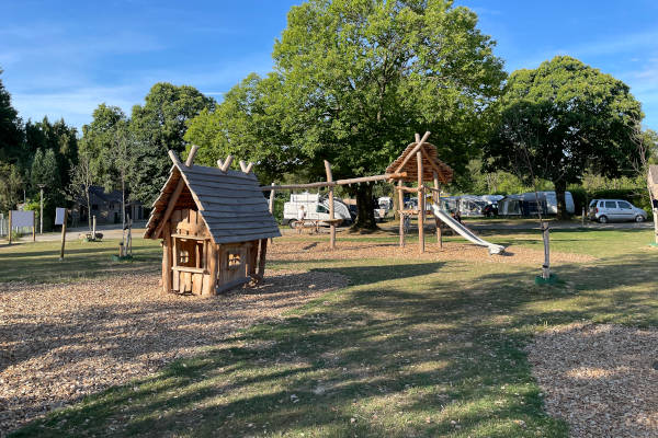 Camping Valkenburg - Maastricht: Speeltuin met glijbaan en huisje