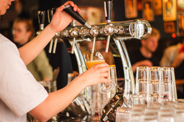 Drank tappen achter de bar bij Qula Pub Trail Roermond