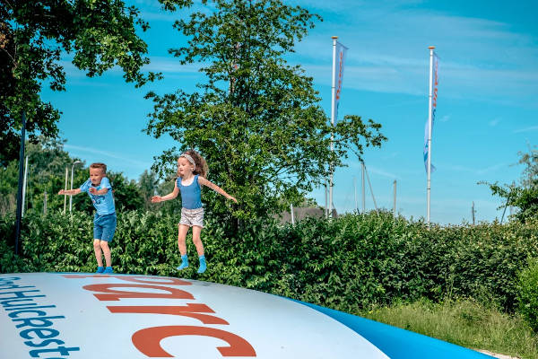 Springen op de trampoline bij Europarcs Bad Hulckesteijn