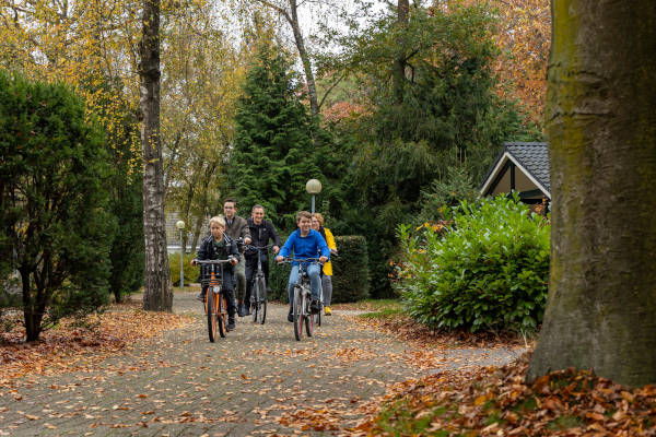 Fietstocht maken met het gezin bij Bungalowpark Het Verscholen Dorp