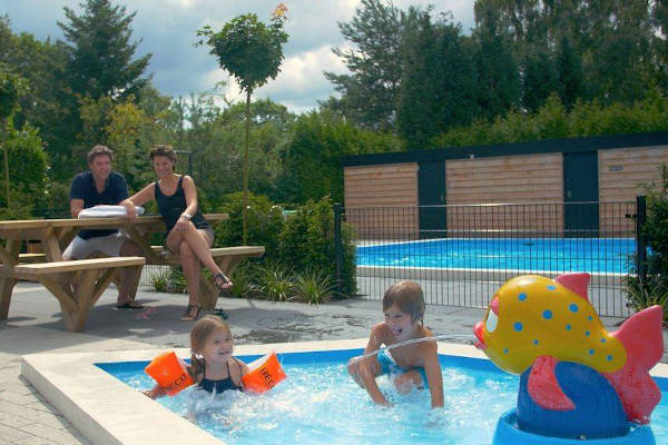 Kinderen spelen in het peuterbad bij Bungalowpark Het Verscholen Dorp