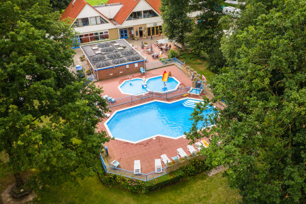 Overzicht van de zwembaden bij Charme Camping Heidepark