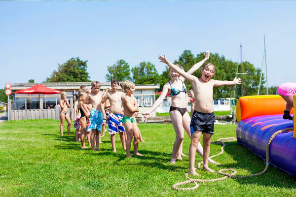 Kinderen spelen buiten op luchtkussen