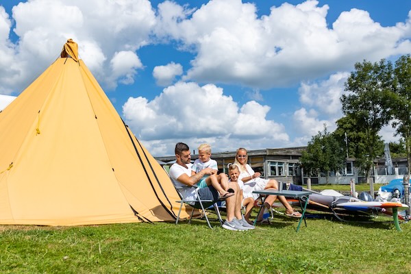 Samen chillen voor de tent