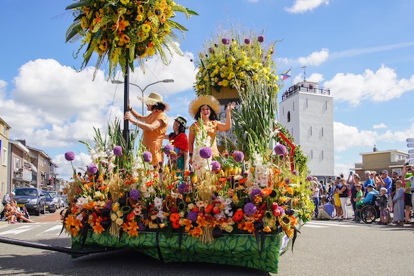 Mensen op de prachtige wagens met bloemen