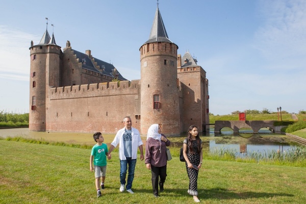 Samen wandelen door het kasteel