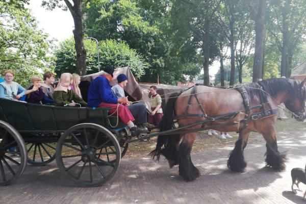 Mensen zitten in de koets