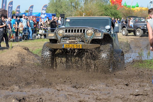 Rijden door een grote plas modder