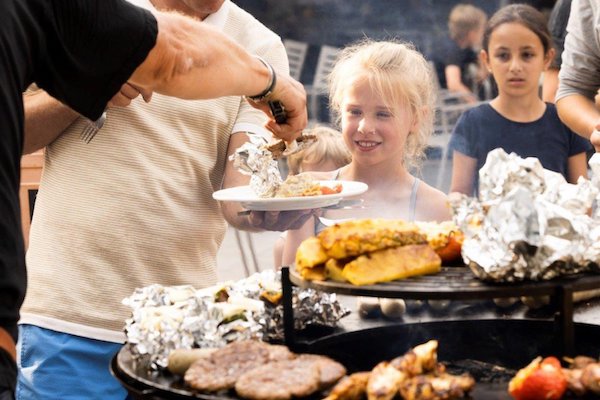 Geniet van lekker eten van de barbeque