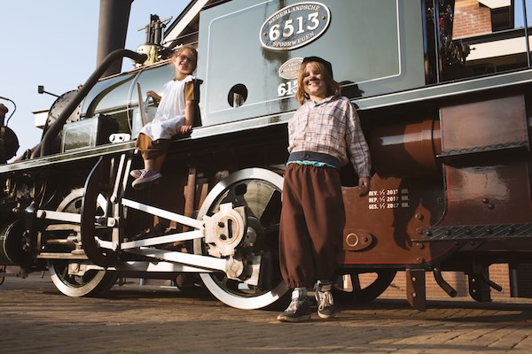 Kinderen poseren voor de stoomtrein