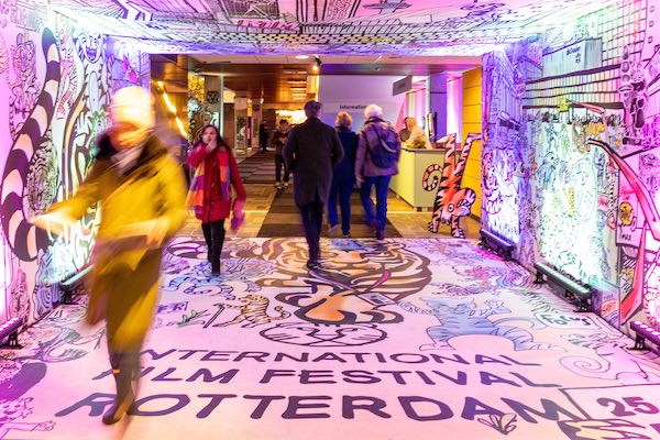 International Film Festival Rotterdam 2025: De versierde ingang van de bioscoop