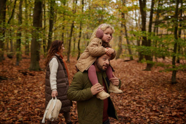 Samen wandelen in het bos