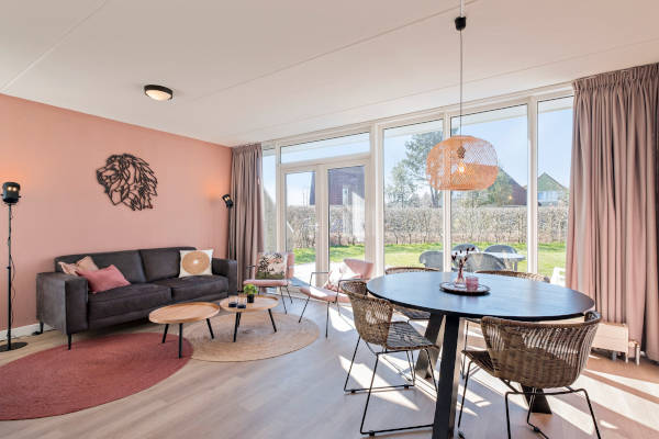 Roze woonkamer bij Summio Vakantiepark Emslandermeer