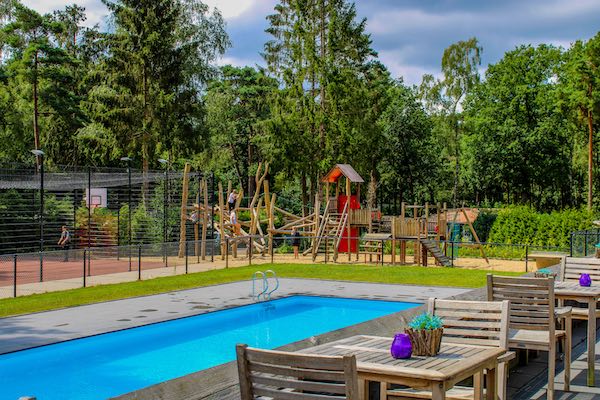 Buitenzwembad en speeltuin bij Vakantiepark De Rimboe & De Woeste Hoogte