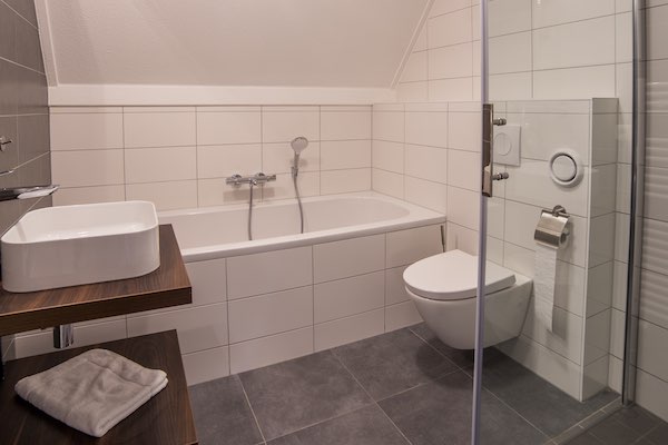 Badkamer met bad bij Dormio Resort Maastricht